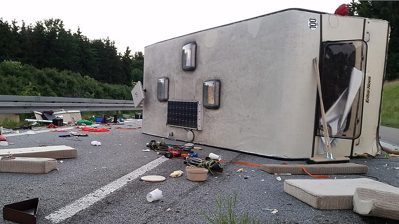 Der Wohnwagen ist komplett zerstört, das Zugfahrzeug landete in der Leitplanke. Ingesamt kamen drei Verletzte ins Krankenhaus. Die Bilder von der A7.
