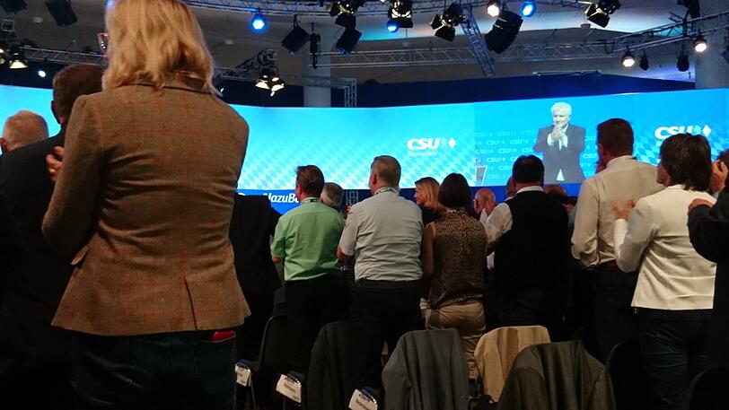"Steht auf, wenn Ihr für Bayern seid", sagte Horst Seehofer bei seiner Ansprache. Der Saal gehorchte.