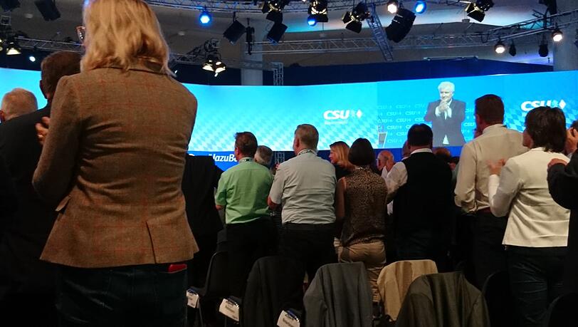 "Steht auf, wenn Ihr für Bayern seid", sagte Horst Seehofer bei seiner Ansprache. Der Saal gehorchte. "Steht auf, wenn Ihr für Bayern seid", sagte Horst Seehofer bei seiner Ansprache. Der Saal gehorchte.