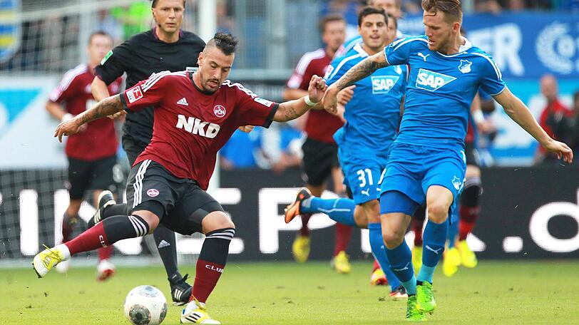 Gebhart (l.) kämpft sich zurück, spielt zum Auftakt 2013/14 gegen 1899 Hoffenheim. Aber: Es ist der Anfang seiner wohl schwierigsten Zeit. Wegen einer Beckenverletzung macht er kein weiteres Spiel 2013, stattdessen fällt er wegen einer unerlaubten Disco-Tour in Ungnade. Sein angeblicher Lebenswandel, schon in Stuttgart umstritten, wird ihm zum Verhängnis.
