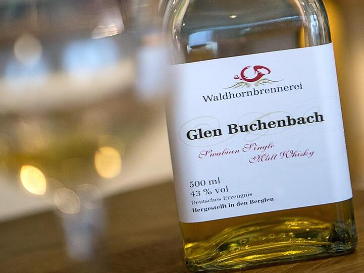 Eine Flasche des Whiskys "Glen Buchenbach".