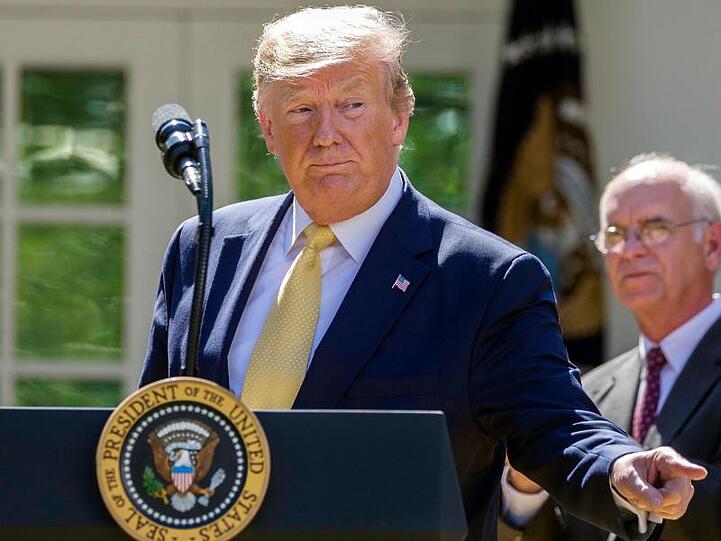 US-Präsident Donald Trump spricht im Rosengarten des Weißen Hauses.
