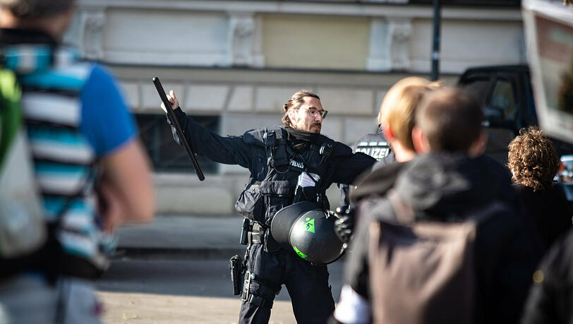 Die Polizei musste laut eigener Aussage unter Androhung des Schlagstocks die Demonstranten zurückdrängen. Die Polizei musste laut eigener Aussage unter Androhung des Schlagstocks die Demonstranten zurückdrängen.