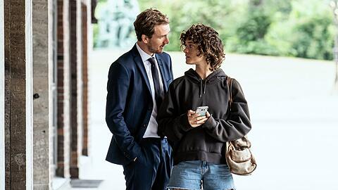 "So laut du kannst": Kim (Friederike Becht, r.) plant mit Max (Jan Krauter) das weitere Vorgehen.