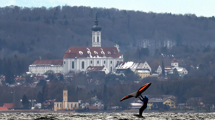 Ein Wingsurfer kam am Dienstag auf dem Ammersee ums Leben. (Symbolbild)