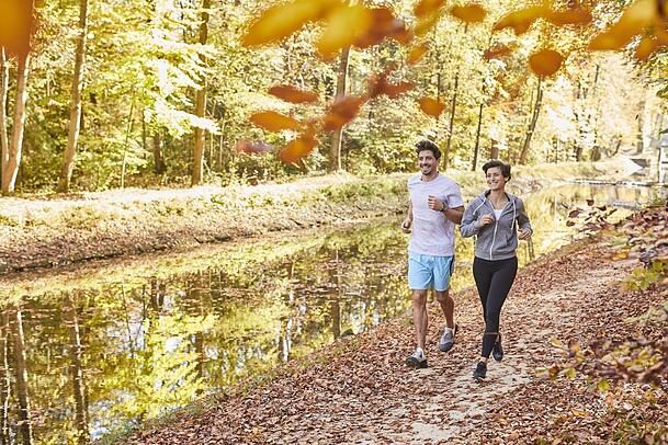 Regelmäßiger Sport kann das Immunsystem nachhaltig stärken. Aber auch schon ein Spaziergang an der frischen Luft tut dem Körper gut. Regelmäßiger Sport kann das Immunsystem nachhaltig stärken. Aber auch schon ein Spaziergang an der frischen Luft tut dem Körper gut.