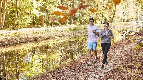 Regelmäßiger Sport kann das Immunsystem nachhaltig stärken. Aber auch schon ein Spaziergang an der frischen Luft tut dem Körper gut.