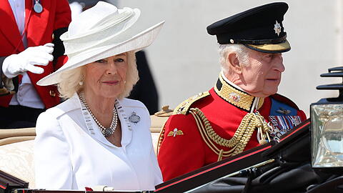 "Trooping the Colour": Königin Camilla und König Charles nahmen gemeinsam in einer Pferdekutsche Platz, wie bereits 2024.