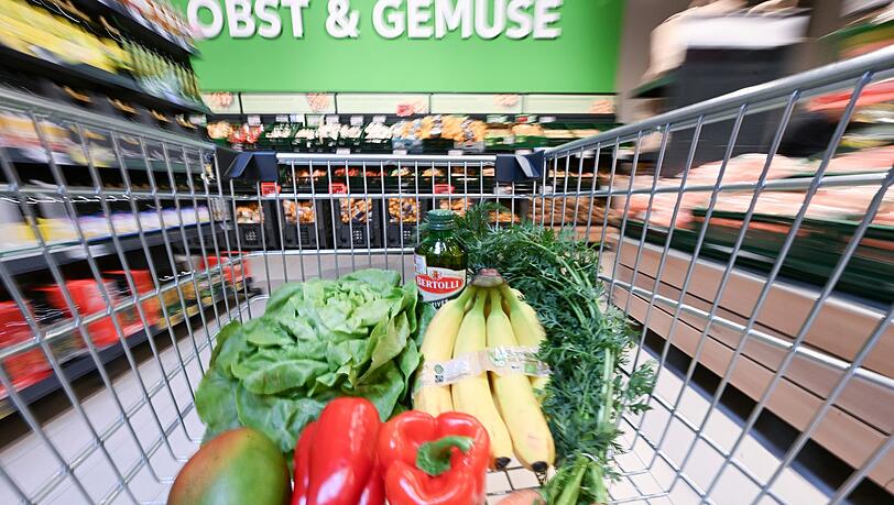 Obst teurer - Gemüse günstiger: Für Nahrungsmittel mussten die Menschen hierzulande nach Berechnungen des Statistischen Bundesamtes im August 2,5 Prozent mehr zahlen als ein Jahr zuvor. (Archivbild)