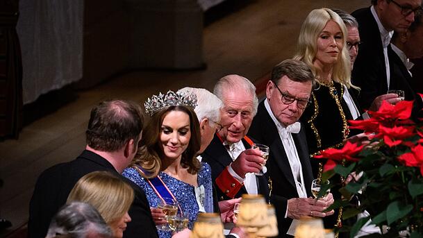 Ein Prosit der royalen Gemütlichkeit: Zu Gast war an dem besonderen Abend auch Supermodel Claudia Schiffer.