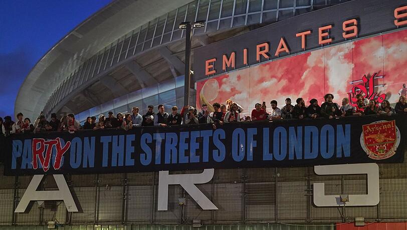 Arsenal-Fans zeigen nach dem Titelgewinn ein Banner am Stadion: "Party auf Londons Straßen" Arsenal-Fans zeigen nach dem Titelgewinn ein Banner am Stadion: "Party auf Londons Straßen"