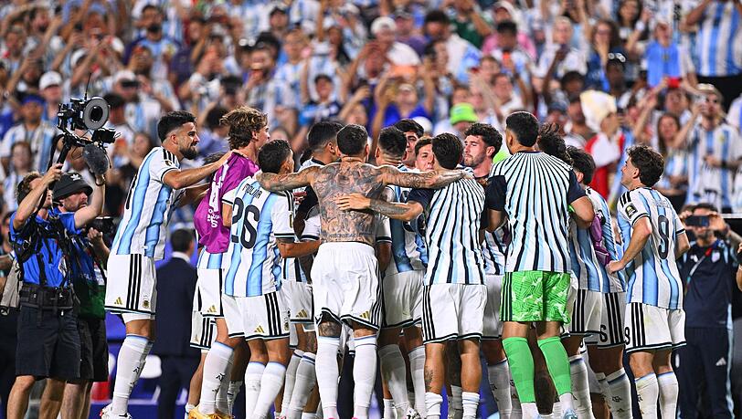 Die argentinischen Spieler feierten den Halbfinal-Einzug bei der WM. Die argentinischen Spieler feierten den Halbfinal-Einzug bei der WM.