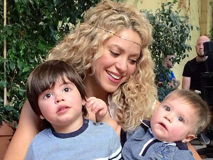 Die strahlende Mama Shakira hält ihre Söhne Milan (l.) und Sasha (r.) in den Armen