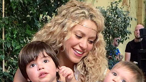Die strahlende Mama Shakira hält ihre Söhne Milan (l.) und Sasha (r.) in den Armen