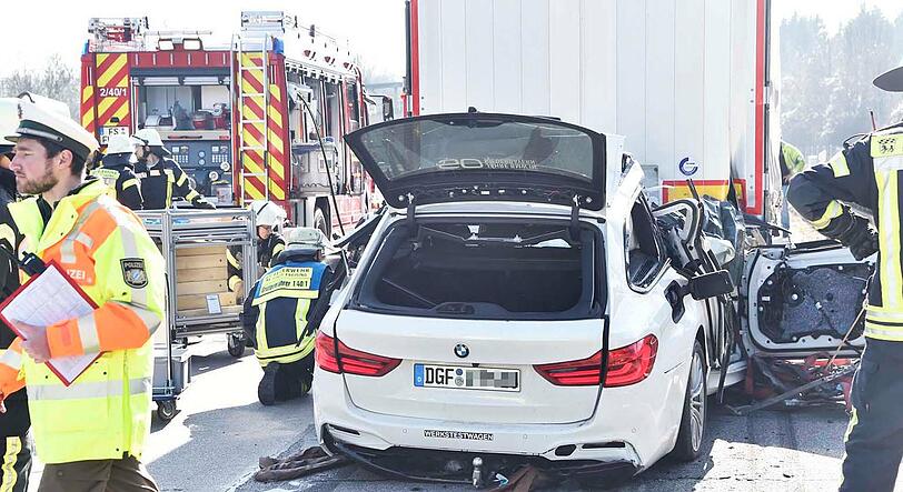 Der Werkstestwagen verkeilte sich unter dem Lkw. Für den Fahrer kam jede Hilfe zu spät.
