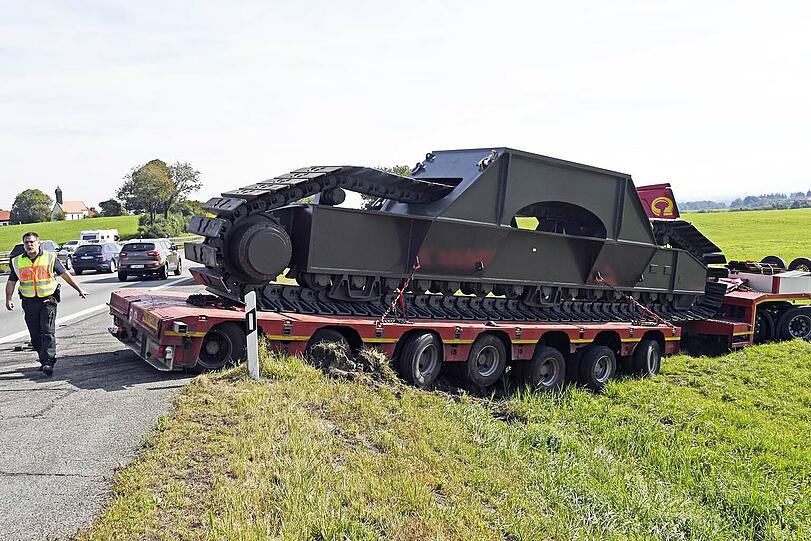 Auf der A8 Richtung Salzburg Höhe Irschenberg verunglückte ein Schwertransporter.