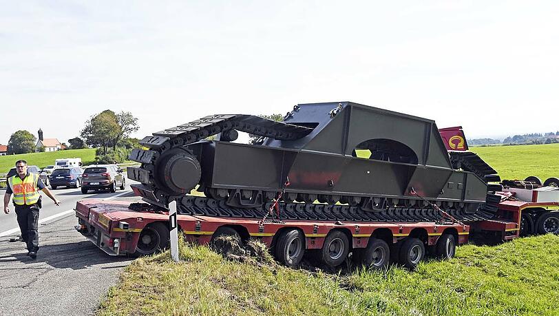 Auf der A8 Richtung Salzburg Höhe Irschenberg verunglückte ein Schwertransporter. Auf der A8 Richtung Salzburg Höhe Irschenberg verunglückte ein Schwertransporter.
