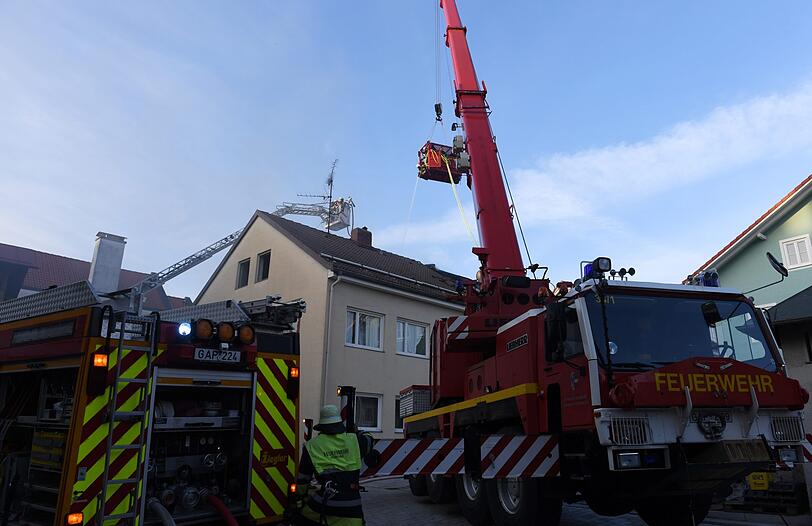 Am Donnerstag brannte zunächst ein Dachstuhl im Ortskern von Murnau, dann breiteten sich die Flammen auf zwei weitere Häuser aus.