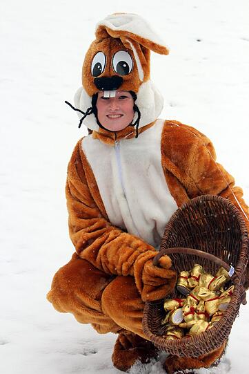 Einem echten Osterhasen macht Schnee nichts aus.