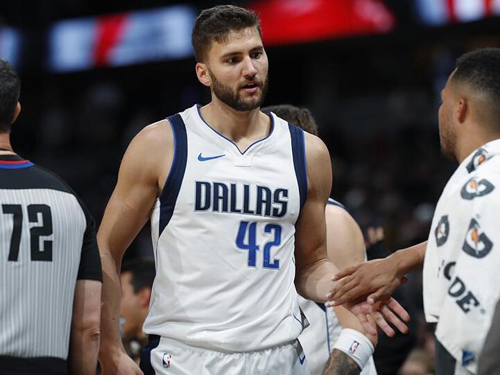 Hält die Pläne zur Fortführung der NBA-Saison für zumutbar: Maxi Kleber (M) von den Dallas Mavericks.
