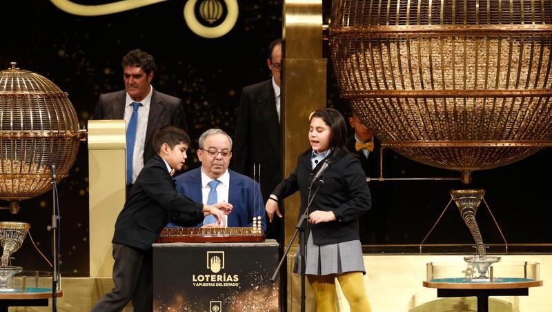 Die Glückslose der spanischen Weihnachtslotterie "El Gordo" werden aus den Lostrommeln im Teatro Real gezogen. Die Zahlen werden dann traditionell singend von Schülern des Internats San Ildefonso vorgetragen. Die Glückslose der spanischen Weihnachtslotterie "El Gordo" werden aus den Lostrommeln im Teatro Real gezogen. Die Zahlen werden dann traditionell singend von Schülern des Internats San Ildefonso vorgetragen.