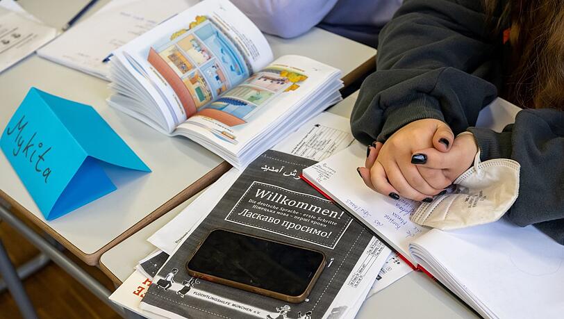 Ein Mädchen aus der Ukraine sitzt am Morgen mit ihrem Unterrichtsmaterial in einer Willkommensklasse des Gymnasium Trudering. Ein Mädchen aus der Ukraine sitzt am Morgen mit ihrem Unterrichtsmaterial in einer Willkommensklasse des Gymnasium Trudering.