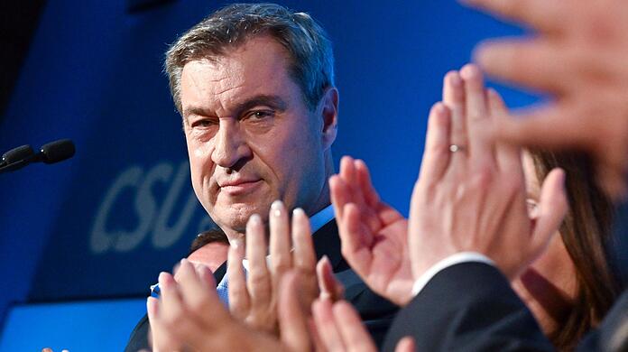 Wahlsieger Markus Söder (CSU) wird in München gefeiert.