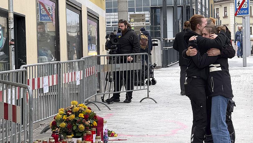 Menschen in Villach trauern nach dem tödlichen Messerangriff.