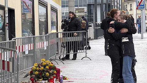 Menschen in Villach trauern nach dem tödlichen Messerangriff.