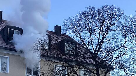 Eine Bewohnerin der Dachgeschosswohnung des Hauses in der Inderstorferstra&szlig;e in Laim alarmierte die Feuerwehr.