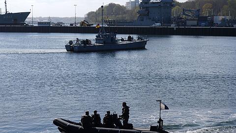 Minentaucher der Bundeswehr in einem Schlachboot.