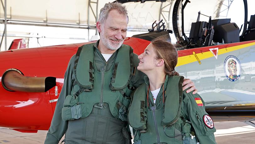 Nach dem gemeinsamen Trainingsflug nahmen sich Vater und Tochter in den Arm. Das spanische Königshaus teilt kaum etwas über das Privatleben der königlichen Familie mit. Aber solche Fotos sprechen für sich. Nach dem gemeinsamen Trainingsflug nahmen sich Vater und Tochter in den Arm. Das spanische Königshaus teilt kaum etwas über das Privatleben der königlichen Familie mit. Aber solche Fotos sprechen für sich.