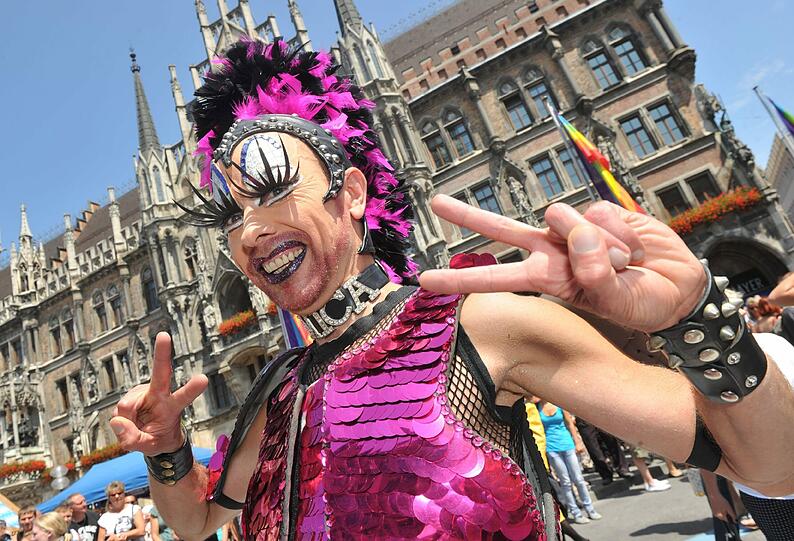 Sie feiern: Schwule, Lesben und Transgender tummeln sich auf Münchens Straßen und feiern den Christopher Street Day 2011