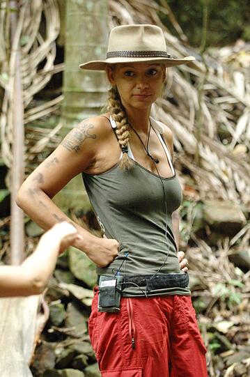 Auch am zehnten Tag im Dschungelcamp hält MIcaela Schäfer nicht viel von Kleidung - stattdessen bewältigt sie die Ekelprüfung so gut wie nackt. Jazzy, Radost und Brigitte rotten sich nach dem Abgang von Ramona zusammen, letztere spendiert den ausgezerrten Mitcampern zum Abschied nicht einmal ihre letzten Zigaretten - und am Ende geht überraschend keiner. Die besten Bilder von Tag 10 im Dschungelcamp.