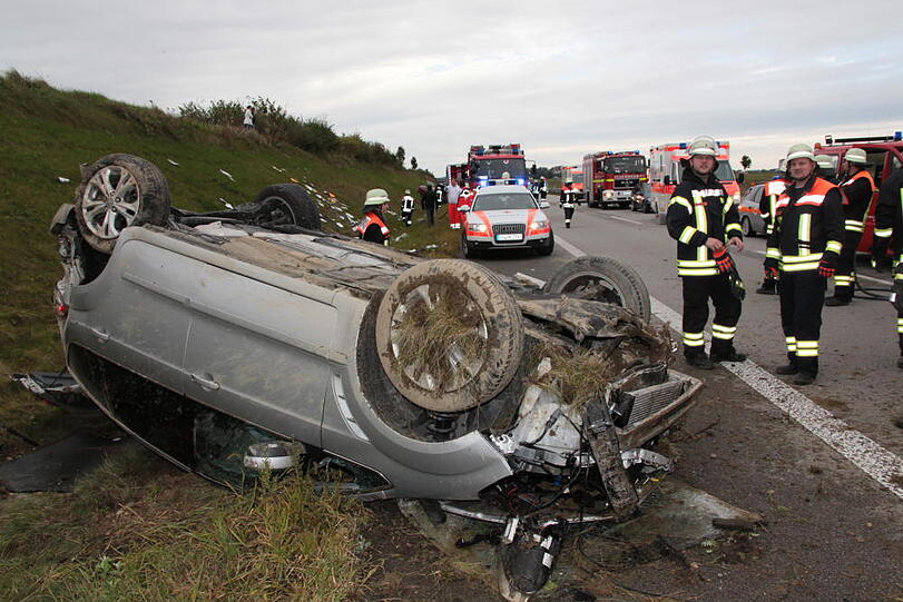 Bei einem Unfall auf der A94 wurden vier Personen verletzt.