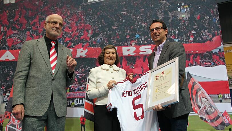 Evelyn Konrad mit Sportvorstand Martin Bader (r.) und Aufsichtsrat Günther Koch. Evelyn Konrad mit Sportvorstand Martin Bader (r.) und Aufsichtsrat Günther Koch.