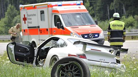 Dieser weiße Porsche GT3 hat bei Starnberg den Wagen einer Frau gerammt.