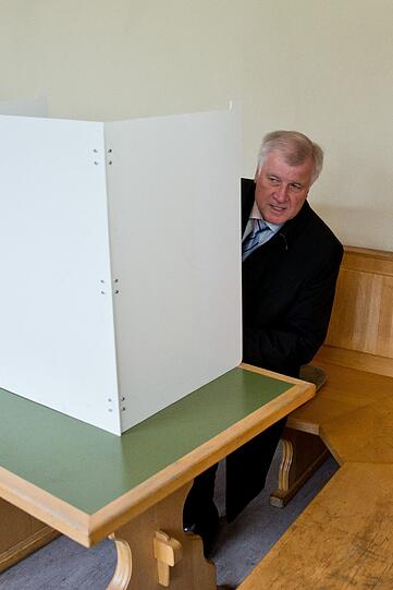 Hier gibt Horst Seehofer seine Stimme bei der Landtagswahl 2013 ab.