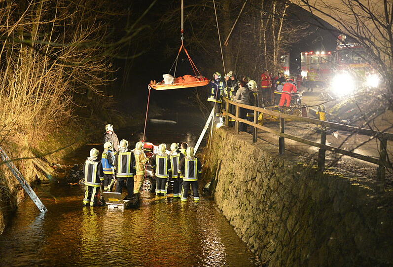 Schrecklicher Unfall bei Waging am See: Ein Auto fällt von einer Brücke. Die beiden Insassen werden schwer verletzt. Die Bilder von der Bergung...