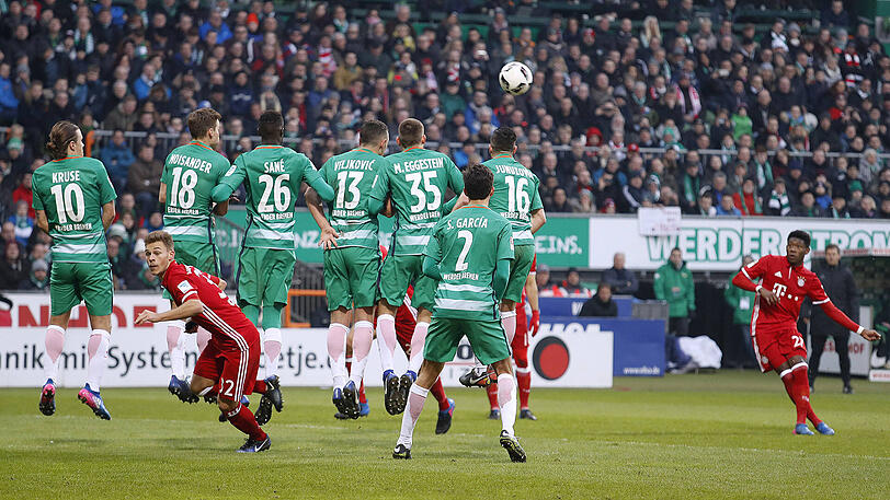 "Als ich den Ball getroffen habe, wusste ich, dass er reingeht", sagt Bayern-Star David Alaba (rechts) über sein Freistoßtor gegen Bremen.