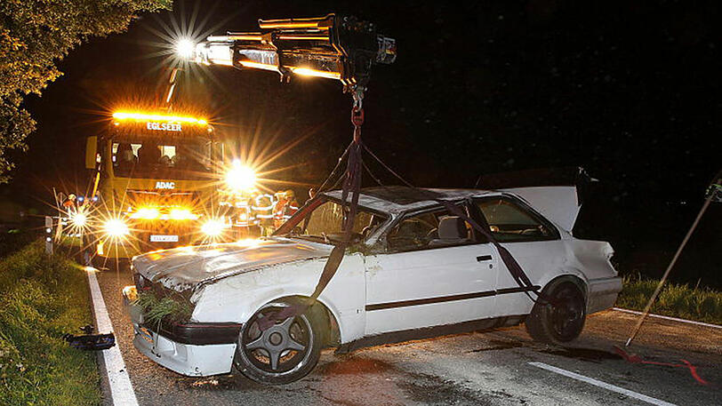 Ein 24-Jähriger kam bei Waging am See alkoholisiert von der Fahrbahn ab und überschlug sich mehrfach.
