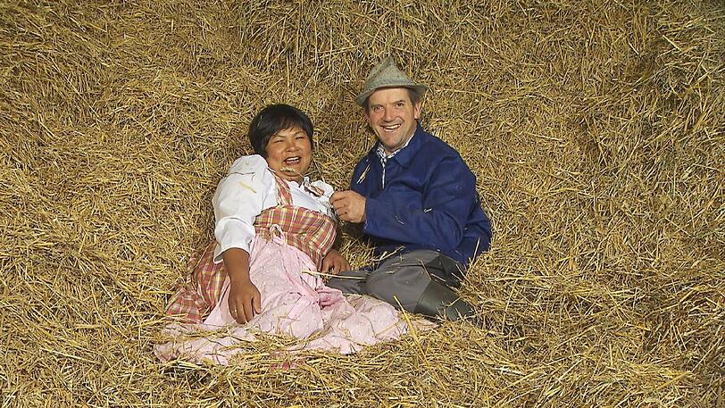 Auch dieses Jahr präsentieren uns 'Bauer sucht Frau'-Kultpaar Josef und Narumol wieder lustige Bauernregeln.