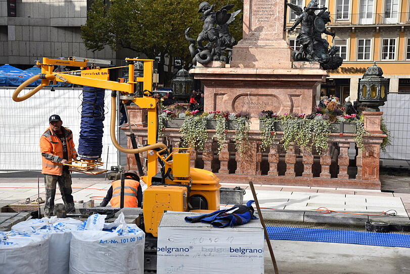Königsblaue Unterlage für die Bodenplatten am Marienplatz - die Bilder von AZ-Leserreporter Djordje Matkovic