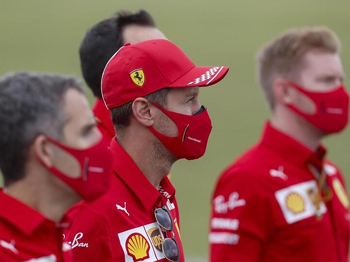 Schaut sich nach einem neuen Arbeitgeber um: Noch-Ferrari-Pilot Sebastian Vettel (2.v.l).