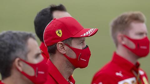 Schaut sich nach einem neuen Arbeitgeber um: Noch-Ferrari-Pilot Sebastian Vettel (2.v.l).