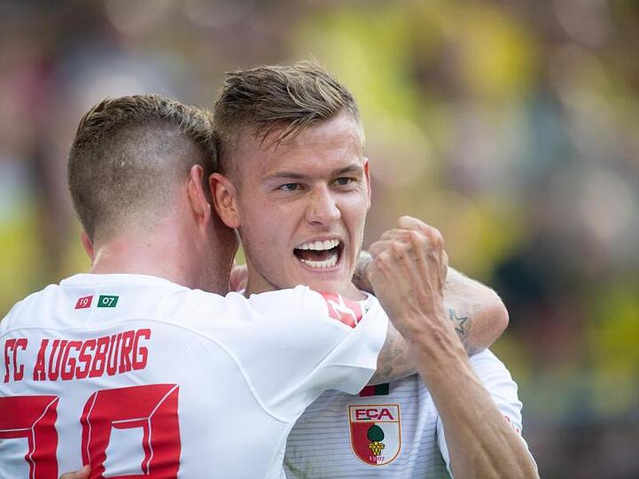 Alfred Finnbogason (r) von Augsburg jubelt mit Andre Hahn über seinen Treffer zum 1:0 Foto: Bernd Thissen/Archiv