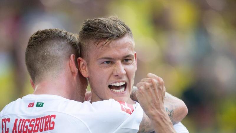 Alfred Finnbogason (r) von Augsburg jubelt mit Andre Hahn über seinen Treffer zum 1:0 Foto: Bernd Thissen/Archiv Alfred Finnbogason (r) von Augsburg jubelt mit Andre Hahn über seinen Treffer zum 1:0 Foto: Bernd Thissen/Archiv