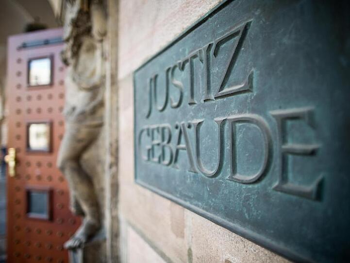 Ein Schild "Justizgebäude" am Landgericht Nürnberg-Fürth. Foto: Daniel Karmann/Archiv