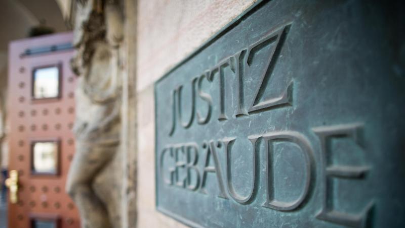 Ein Schild "Justizgebäude" am Landgericht Nürnberg-Fürth. Foto: Daniel Karmann/Archiv Ein Schild "Justizgebäude" am Landgericht Nürnberg-Fürth. Foto: Daniel Karmann/Archiv