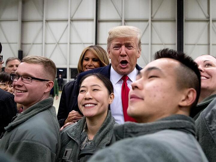 Donald und Melania Trump begrüßen Ende Dezember 2018 während eines Zwischenstopps auf dem Stützpunkt der US-Luftwaffe in Ramstein Militärangehörige.
